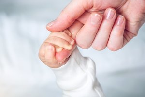 Koronavirusu užsikrėtęs kūdikis ištrūko iš mirties gniaužtų – pasveiko net po 32 dienų komoje