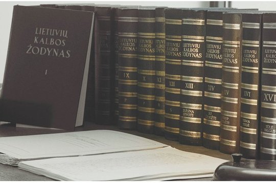 2002 m. Prezidentūroje iškilmingai minėtos „Lietuvių kalbos žodyno“ leidybos pabaigtuvės.