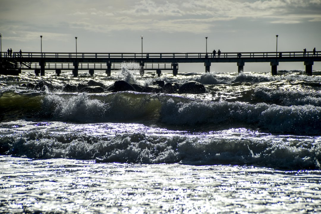 1997 m. atidarytas naujas ant gelžbetonio polių atstatytas Palangos pėsčiųjų tiltas į jūrą. Kiekvienas jo kvadratinis metras gali atlaikyti 800 kilogramų svorį.<br>V.Ščiavinsko nuotr.