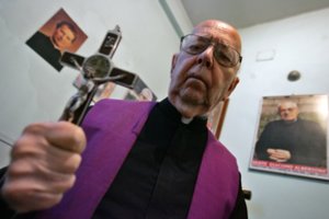 Garsiausias egzorcistas: kaip atpažinti, kad žmogus tikrai apsėstas ar prakeiktas