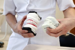 Mokesčių inspektorius tai pribloškė – dalis odontologų tvirtina neuždirbantys nė minimumo