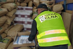 Lenkijoje sulaikytas lietuvis vilkiko vairuotojas – vežė milijoninį kontrabandinių cigarečių krovinį