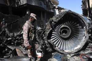 Pakistane mirė per orlaivio katastrofą Karačyje išgyvenusi paauglė