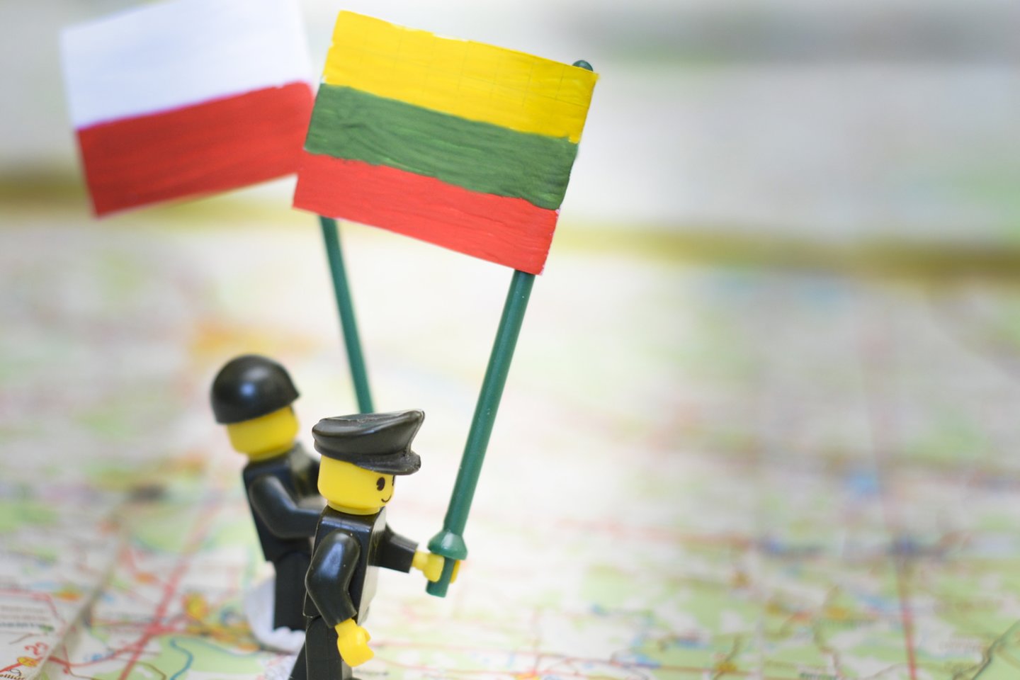 Antradienį bendroje spaudos konferencijoje su Baltijos šalių užsienio reikalų ministrais J. Czaputowiczius tvirtino, kad vadinamasis „Baltijos burbulas“, kai šalys jau anksčiau nusprendė netaikyti kelionių ribojimų viena kitos piliečiams, yra „įkvėpimas Lenkijai“, bet kartu vis dar kyla ir daug problemų dėl su migracija susijusių koronaviruso židinių, pavyzdžiui, anglies kasyklose.