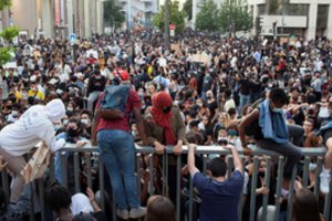 Paryžiuje per protestą prieš policijos smurtą ir rasizmą kilo susirėmimai tarp protestuotojų ir policininkų