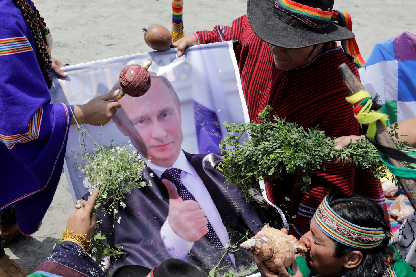 Rusijos teismas antradienį skyrė psichiatrinį gydymą Sibiro šamaną, kritikavusį prezidentą Vladimirą Putiną, o žmogaus teisių grupės pasmerkė šį žingsnį kaip represinį būdą nutildyti disidentą.  <br> Reuters/Scanpix nuotr.