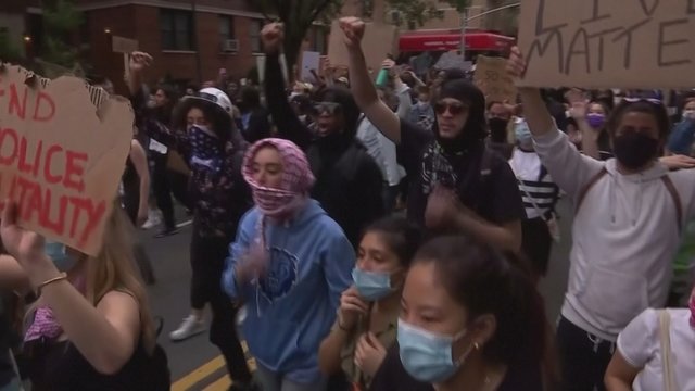 JAV toliau tęsiasi protestai: skaičiuoja aukas ir sužeistuosius