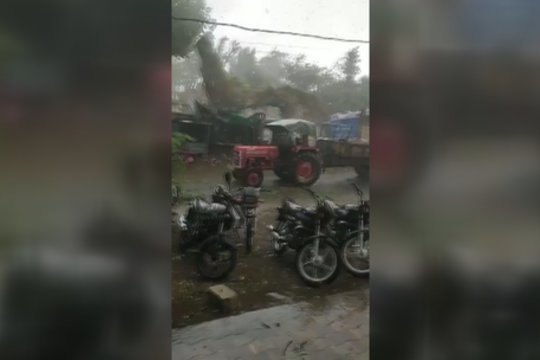 Indijoje siaučia stipriausia audra per 70 metų: vėjas talžo viską savo kelyje