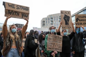 Protestai iš JAV persimetė į Europą: britai nepaisydami karantino išėjo į gatves