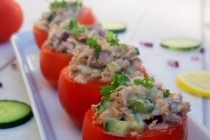 Tunu įdaryti pomidorai – užkandis, kuris sužavėjo nuo pirmojo kąsnio