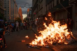 Brukline įsigaliojus komendanto valandai vienas policininkas padurtas, du – pašauti