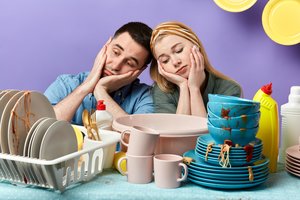 Lietuvoje vyrams verkti vis dar nepridera, o moterys atlieka didžiąją dalį namų ruošos