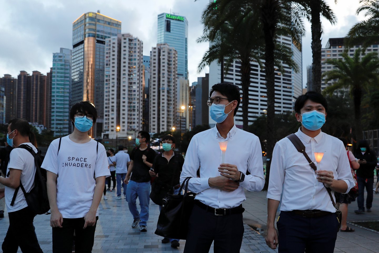  Honkongiečiai nepaisydami draudimo susirinko parke paminėti Tiananmenio metinių.  <br> Reuters/Scanpix nuotr.