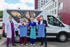 Verslo dovana Santaros klinikoms – funkciniai marškinėliai sudėtingų būklių pacientams