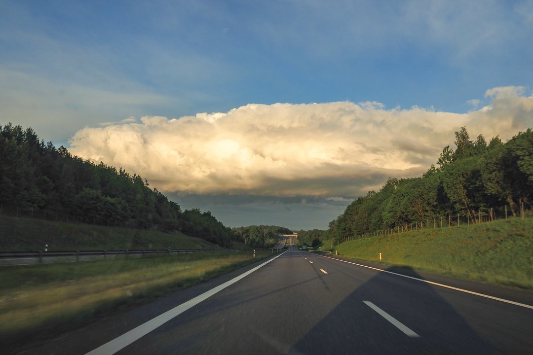 Perspėja dėl savaitgalio orų: atmosferos frontas atneš 26 laipsnių šilumą, lietų ir galingą vėją