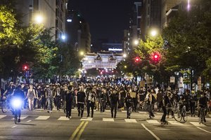 Per riaušes Vašingtone nukentėjo per 100 policininkų