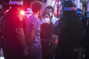 Niujorke vyras užpuolė protestuotojus įmantriu šaltuoju ginklu