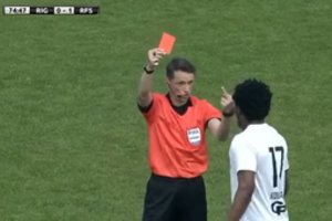 Latvijoje vos neįsiplieskė rasizmo skandalas – teisėjas paaiškino, kodėl parodė žaidėjui nepadorų gestą