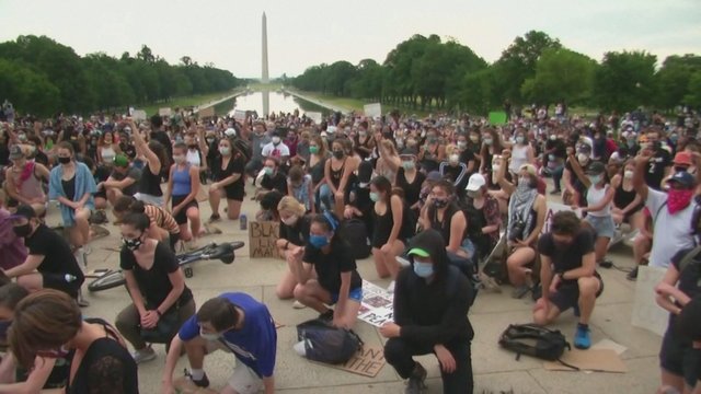 Tūkstančiai žmonių protestą tęsė klūpodami šalia simbolinio memorialo