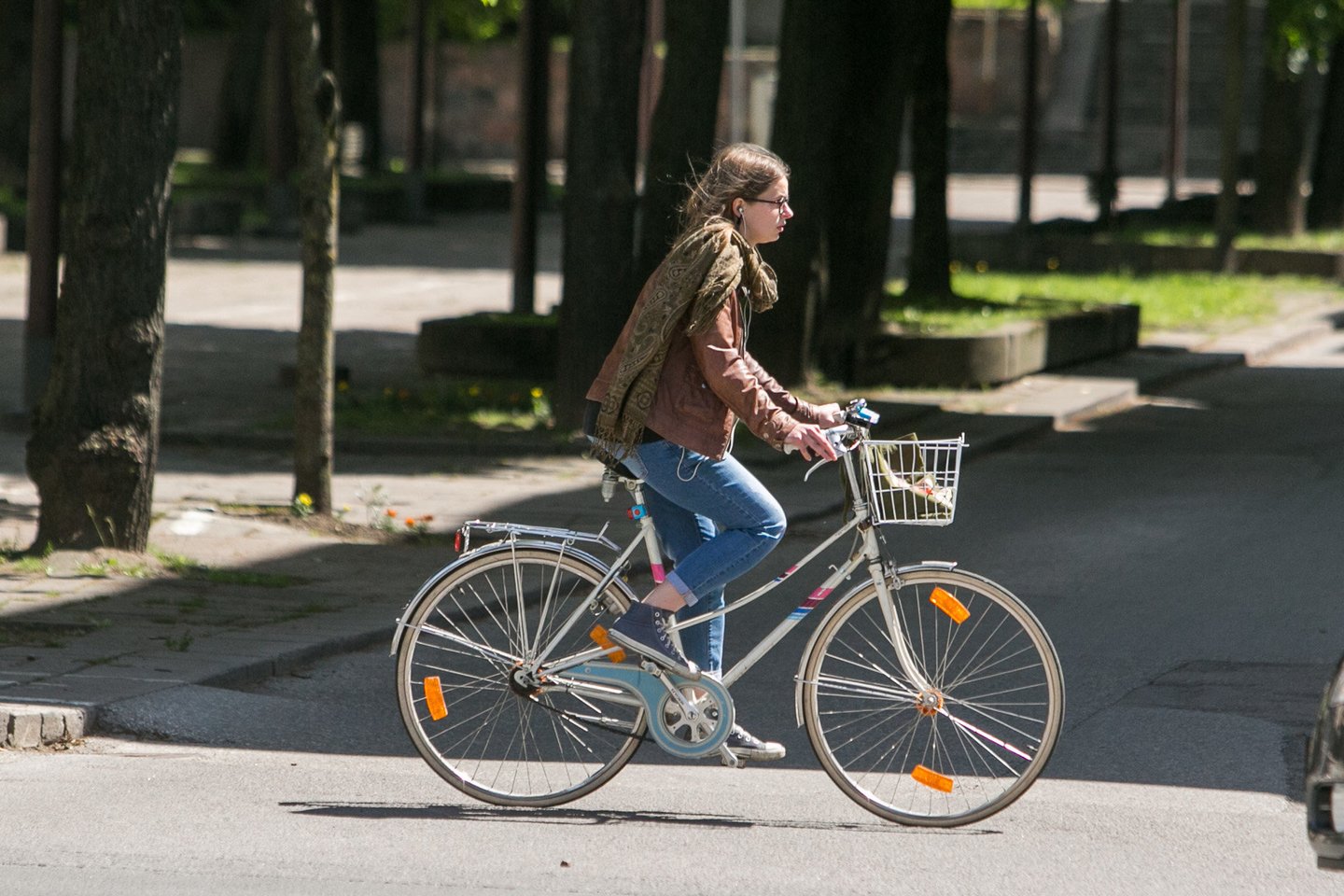 Dviračių sezonui įsibėgėjant, į miestų gatves ir užmiesčio kelius išrieda vis daugiau dviratininkų.<br>G.Bitvinsko nuotr.