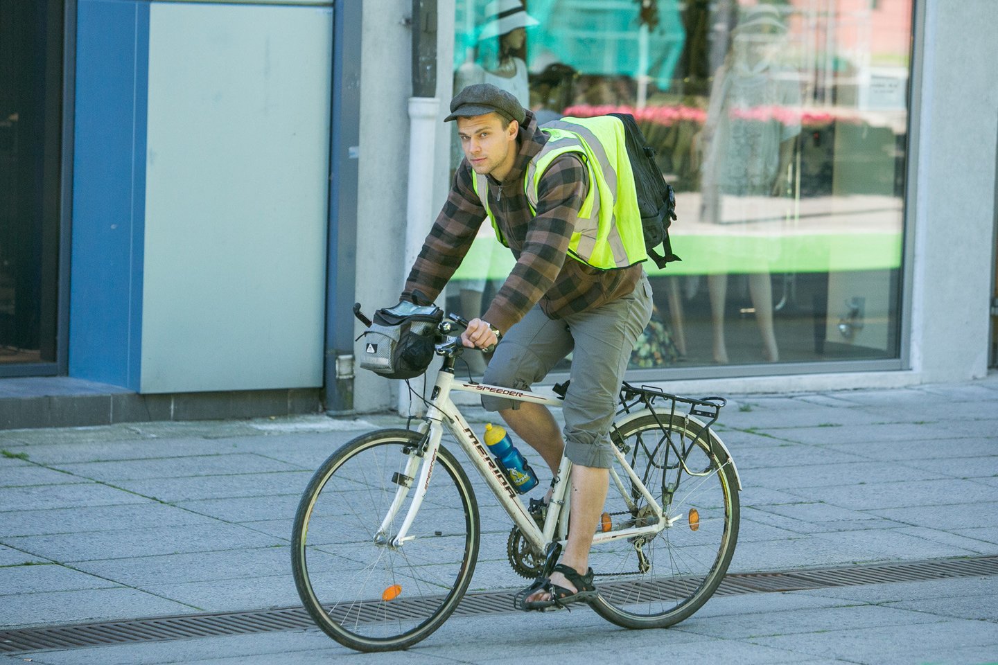 Dviračių sezonui įsibėgėjant, į miestų gatves ir užmiesčio kelius išrieda vis daugiau dviratininkų.<br>G.Bitvinsko nuotr.