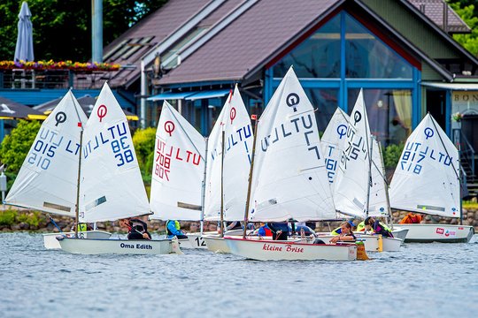 Atsitraukiant pandemijai, buriuotojai kelia bures