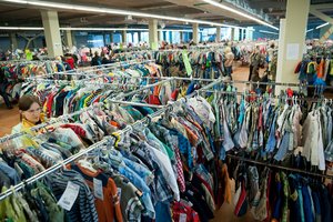 Karantininės „Mamų mugės“ realijos: pardavimai liūdina, o pirkėjai laukia išpardavimų