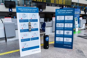 Ruošiatės į kelionę lėktuvu? Oro uostuose įprastos tvarkos – tik pėdsakai 