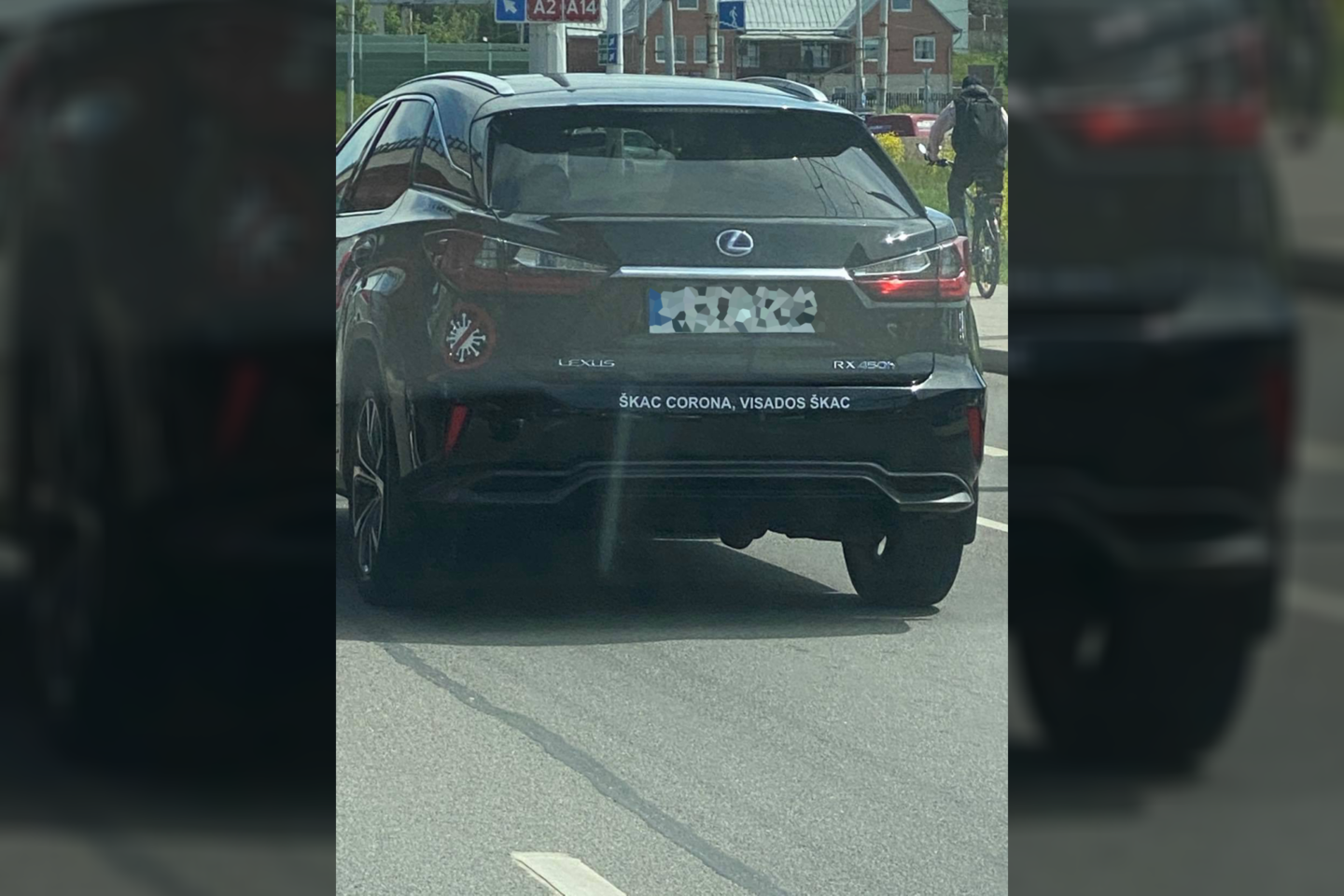 Vienas šmaikštuolis, norėdamas įkvėpti ūpo kitiems, nepagailėjo net savo prabangaus automobilio.