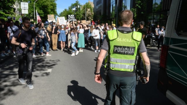 Tūkstantinis protestas Vilniuje: susirinko pasisakyti už juodaodžių teises ir sulaukė konfrontacijos
