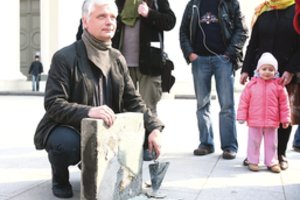 „Stebuklo“ autorius niršta: Vilnių pasaulyje garsinantį kūrinį tiražuoja kas tik netingi