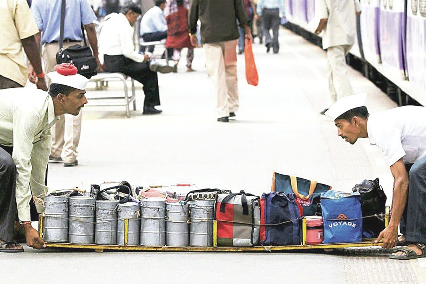 Indijoje veikianti pietų dėžučių išvežiojimo sistema laikoma tobula. Klaidų čia pasitaiko labai retai, nors kurjeriai nenaudoja jokių išmaniųjų technologijų ir yra beraščiai. Maistas gabenamas ir traukiniais.