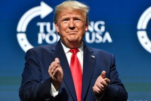 D. Trumpas: JAV „iš esmės įveikė“ koronaviruso pandemiją