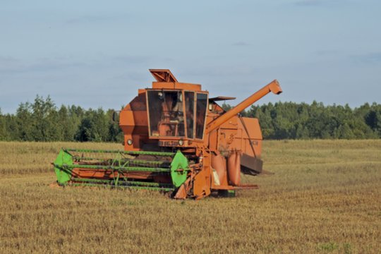 Vilkaviškio ligoninėje atsidūrė nepilnametis, kombaino ratais susižalojęs pirštus