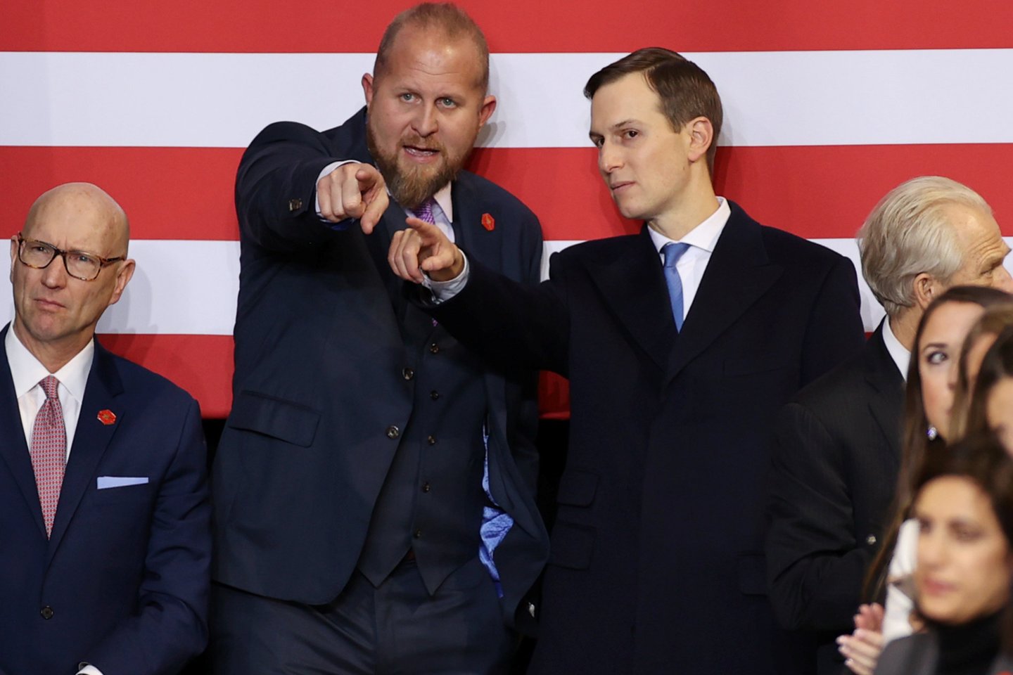 B.Parscale’as (kairėje) užmezgė bičiulystę ne tik su JAV vadovu, bet ir su jo žentu J.Kushneriu.<br>„Reuters“/„Scanpix“ nuotr.