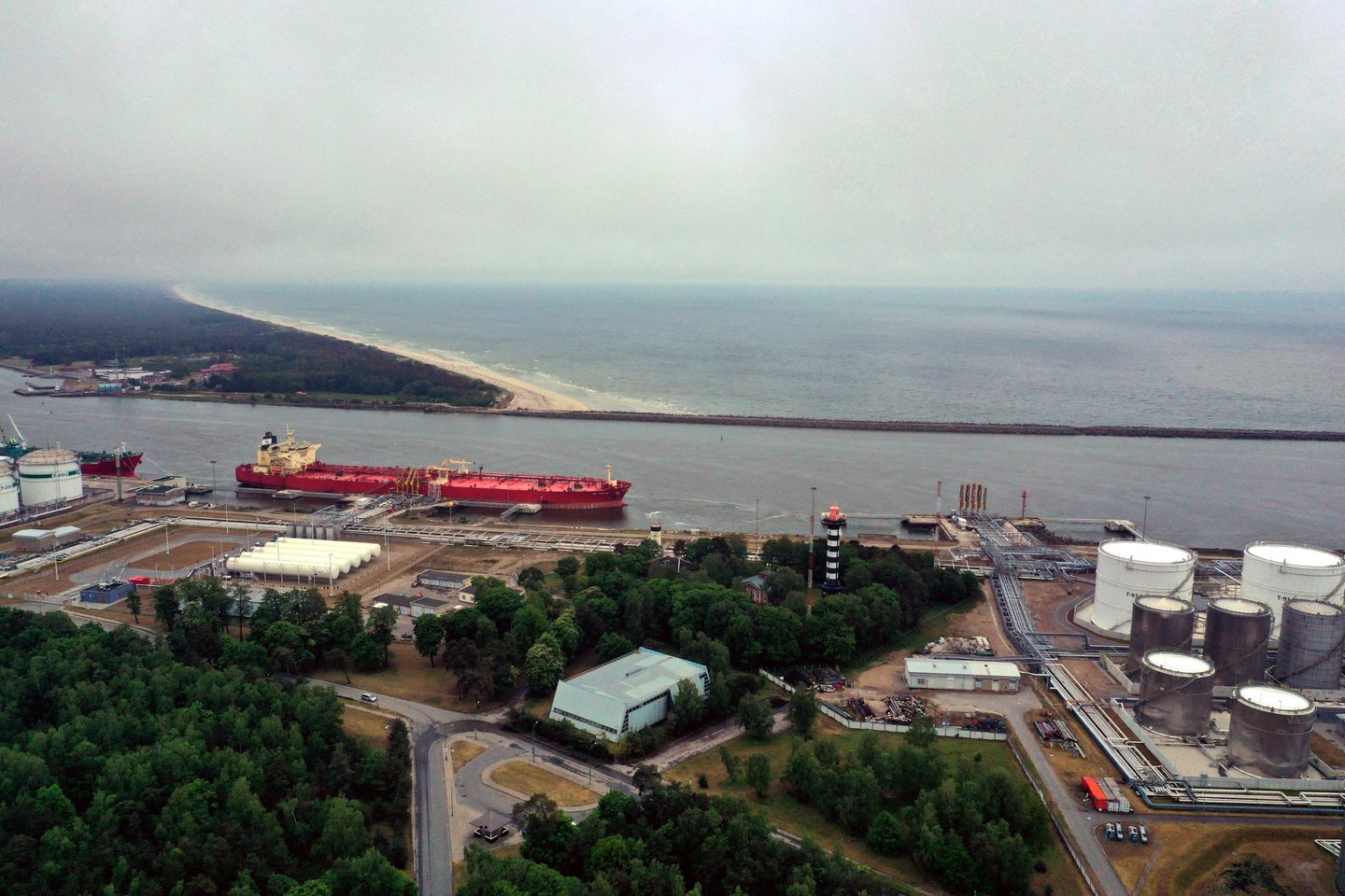 Kraunamas žaliavinę naftą Baltarusijai atplukdęs JAV tanklaivis "NS Captain".<br> KN nuotr.