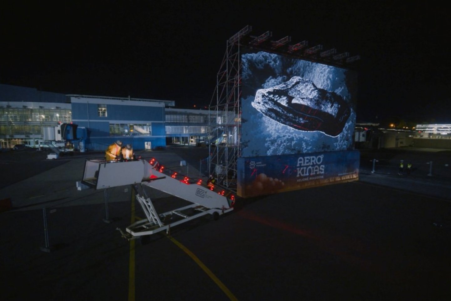 Performansas Vilniaus oro uosto teritorijoje per festivalio „Kino pavasaris“ patyriminį projektą „Aerokinas“.<br>G.Gražio („Kino pavasaris“), D.Kanclerio nuotr.