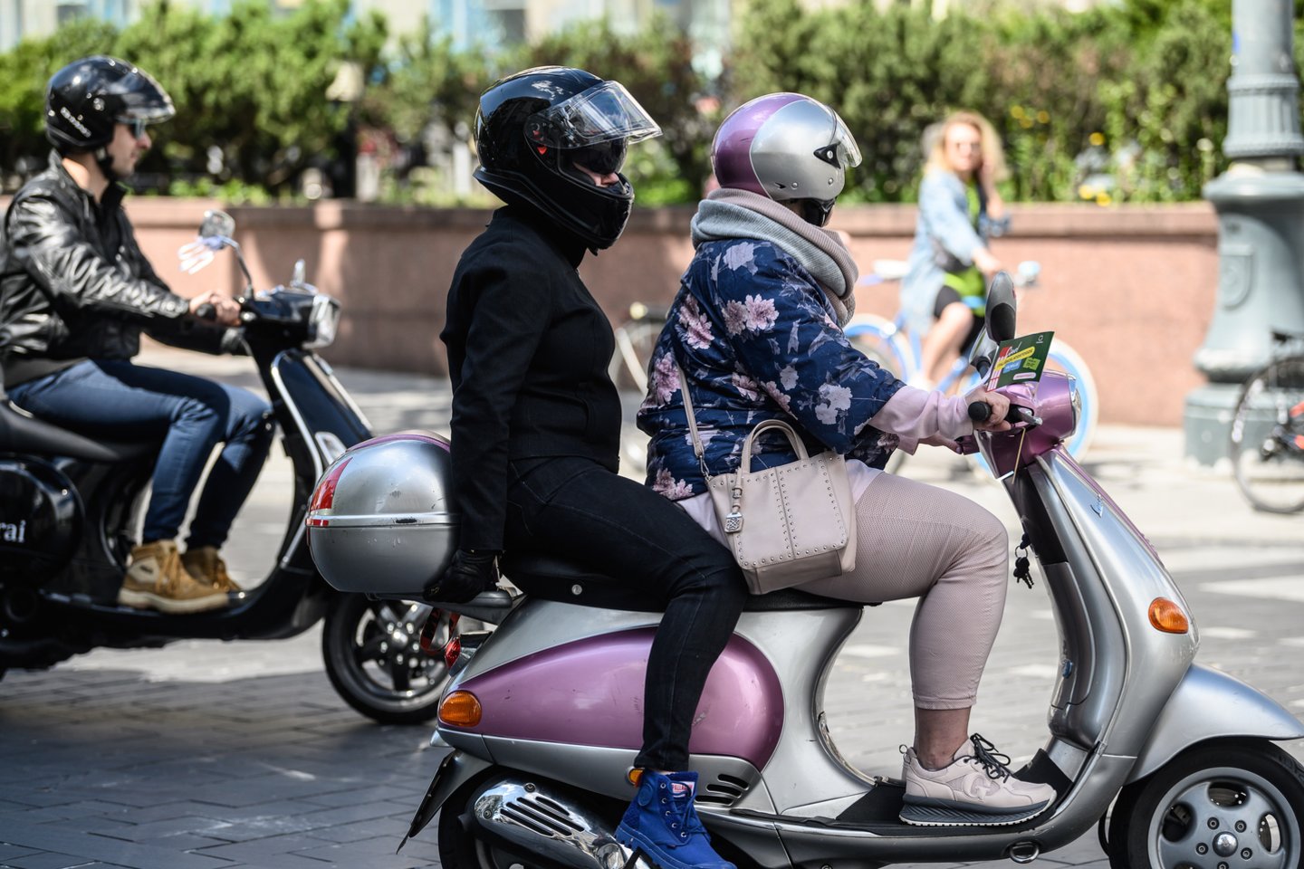 Šeštadienį po Vilniaus senamiestį vaikštinėjančiųjų žvilgsnius traukė sostinės gatvėmis skriejantys spalvingieji, itališki motoroleriai „Vespa“.<br>V.Skaraičio nuotr.