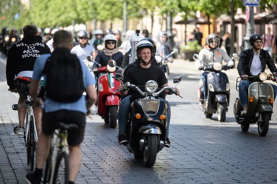 Šeštadienį po Vilniaus senamiestį vaikštinėjančiųjų žvilgsnius traukė sostinės gatvėmis skriejantys spalvingieji, itališki motoroleriai „Vespa“.<br>V.Skaraičio nuotr.