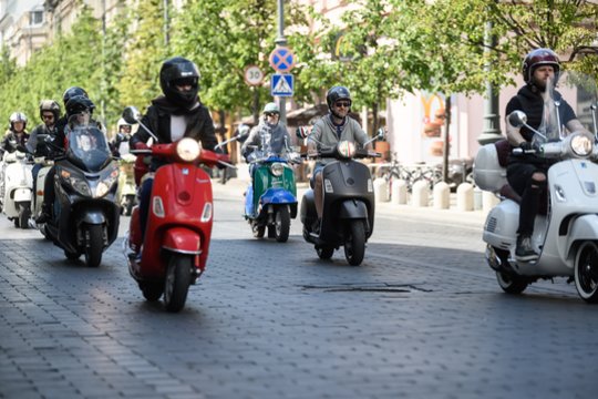 Šeštadienį po Vilniaus senamiestį vaikštinėjančiųjų žvilgsnius traukė sostinės gatvėmis skriejantys spalvingieji, itališki motoroleriai „Vespa“.<br>V.Skaraičio nuotr.