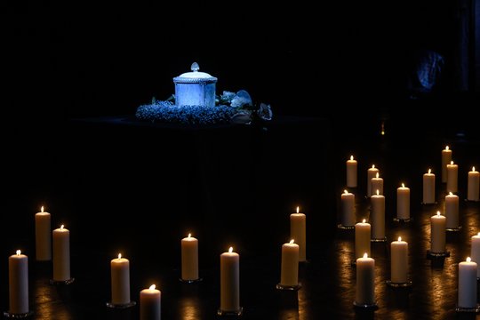 Teatro scenoje pašarvotam Gediminui Girdvainiui – balti žiedai nuo kolegų ir gerbėjų