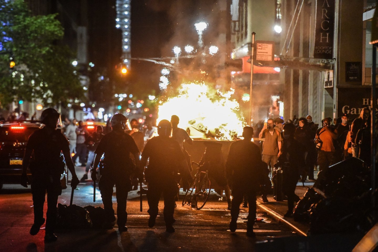 Naktimis protestai virsta anarchistinėmis riaušėmis: dega policijos nuovados, dūžta parduotuvių langai, prasideda piliečių susirėmimai su policijos pareigūnais.<br>AFP/Scanpix nuotr.