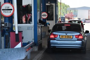 Naujoji Kosovo vyriausybė atšaukė draudimą importuoti prekes iš Serbijos