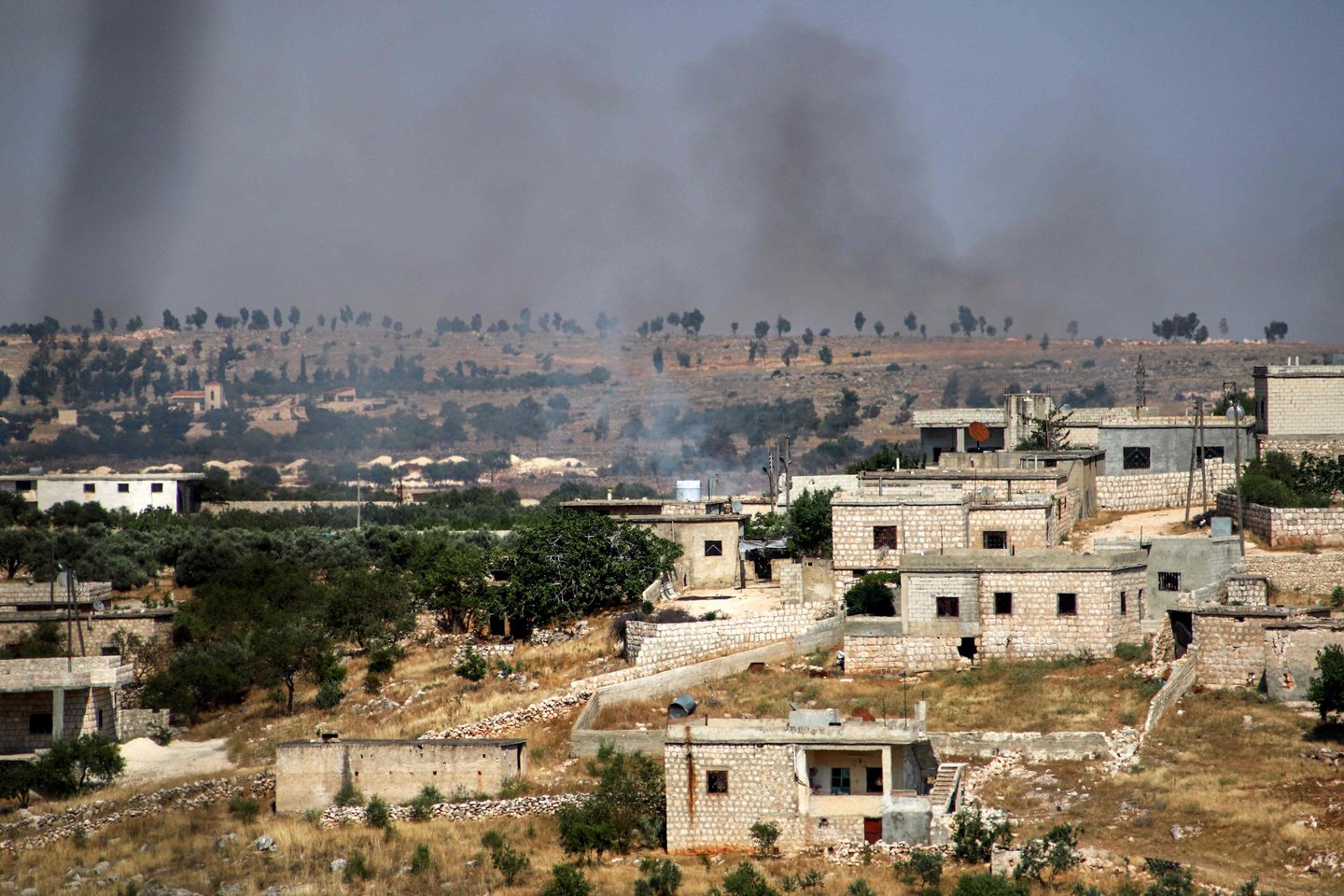 ​Per neidentifikuotų lėktuvų antskrydžius Sirijos rytuose vėlai šeštadienį žuvo mažiausiai 12 proiranietiškų kovotojų, pranešė Sirijos karą stebinti nevyriausybinė organizacija.<br>AFP/Scanpix nuotr.