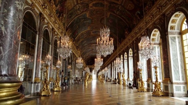 Versalio rūmai atveria duris: prancūzai džiūgauja, o savininkai skaičiuoja milžiniškus nuostolius