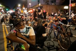 Niujorko meras prieš karantino priemonių naikinimą atšaukė komendanto valandą