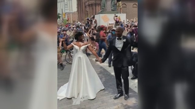 Neeilinė pora: palaikyti kovos prieš rasizmą atvyko tiesiai iš savo vestuvių