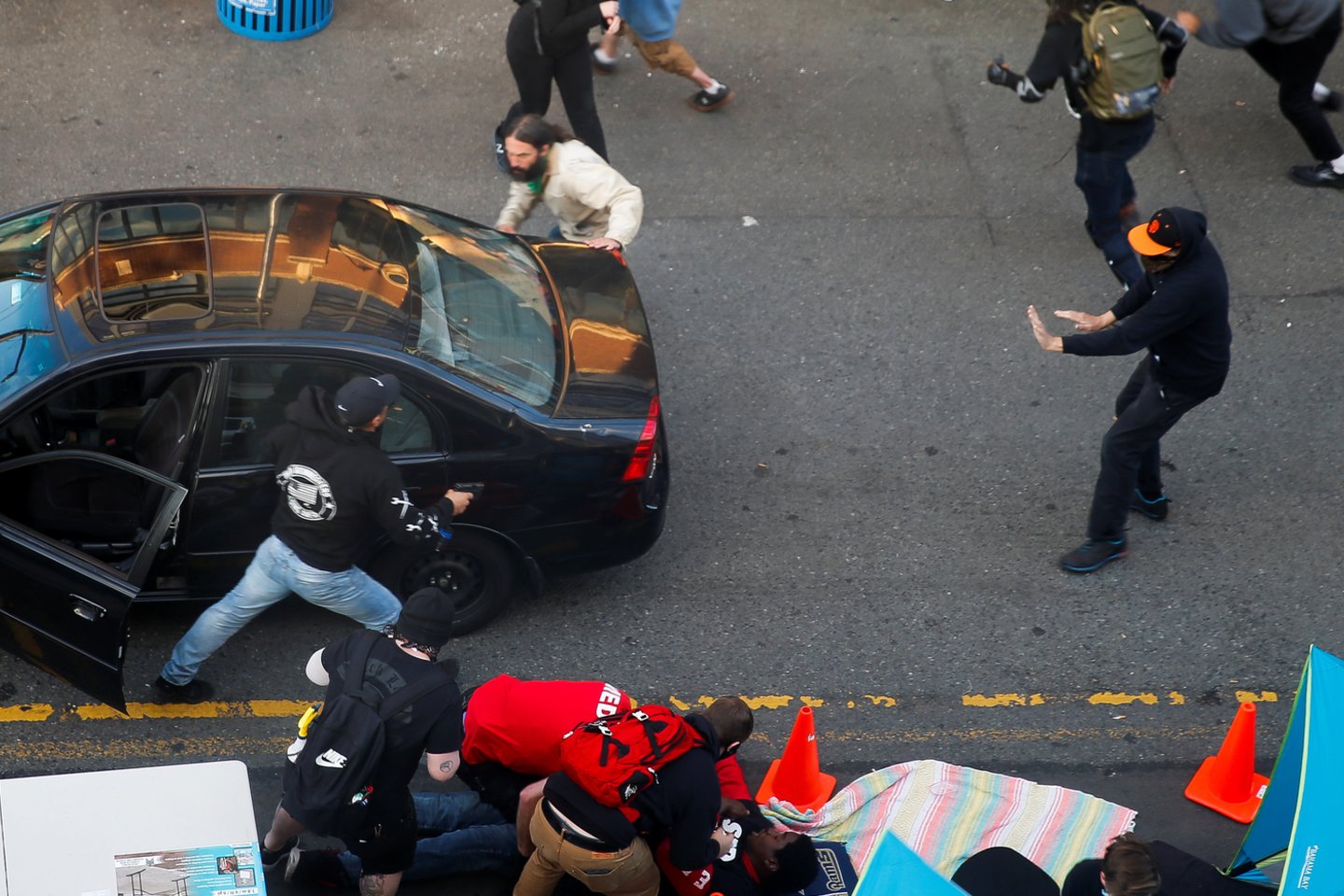  Siatle vyras nukreipė automobilį į protestuotojus ir į juos šaudė.  <br> Reuters/Scanpix nuotr.