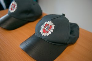 Policijos ekspertas nakvojo areštinėje – įtariamas smurtu prieš moterį