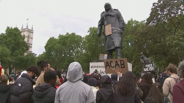 Protestuotojai išniekino paminklą praeities lyderiui: išvadino rasistu